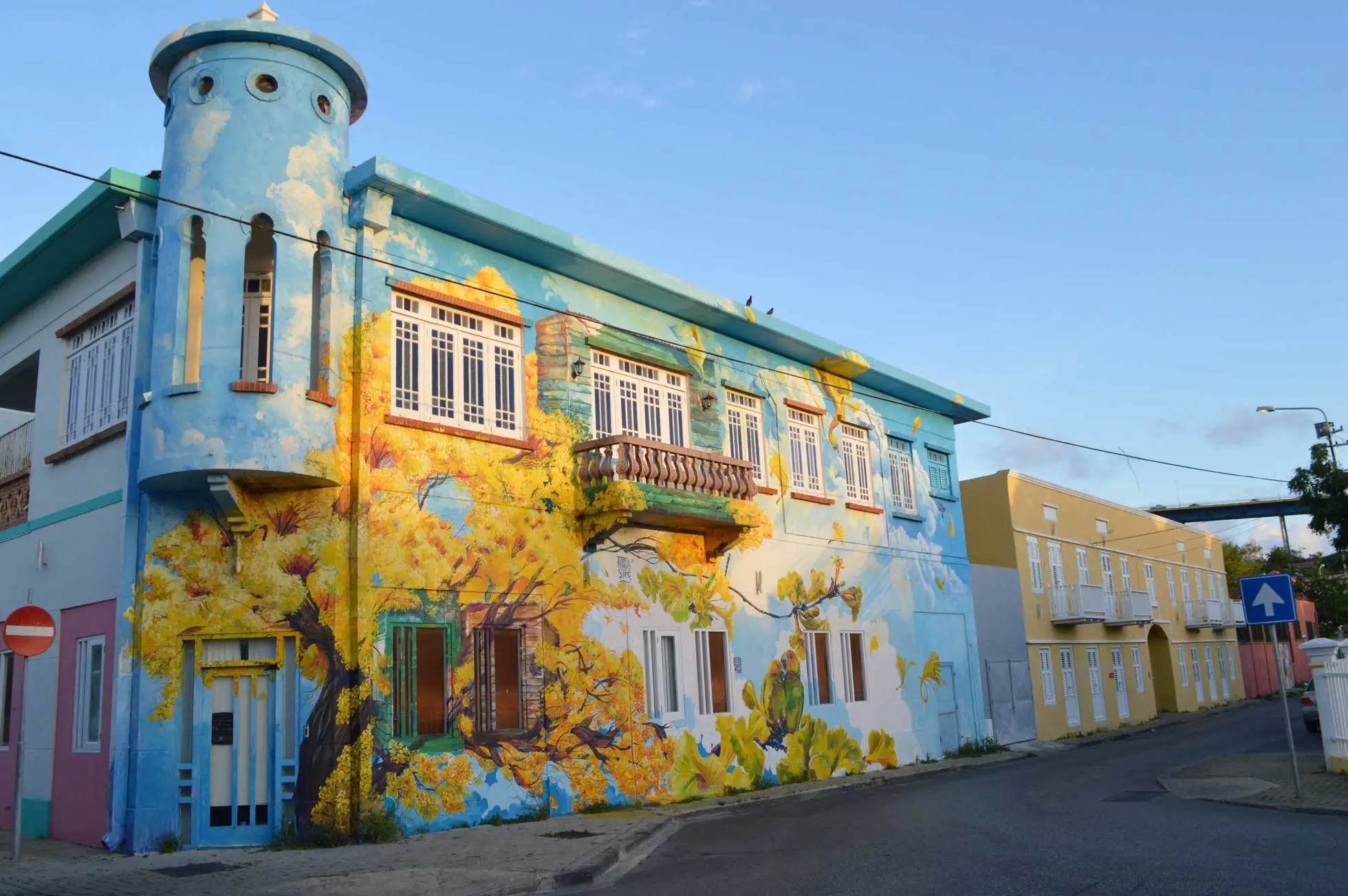 Street Art Scharloo golden yellow tree Myronchitrip Curacao